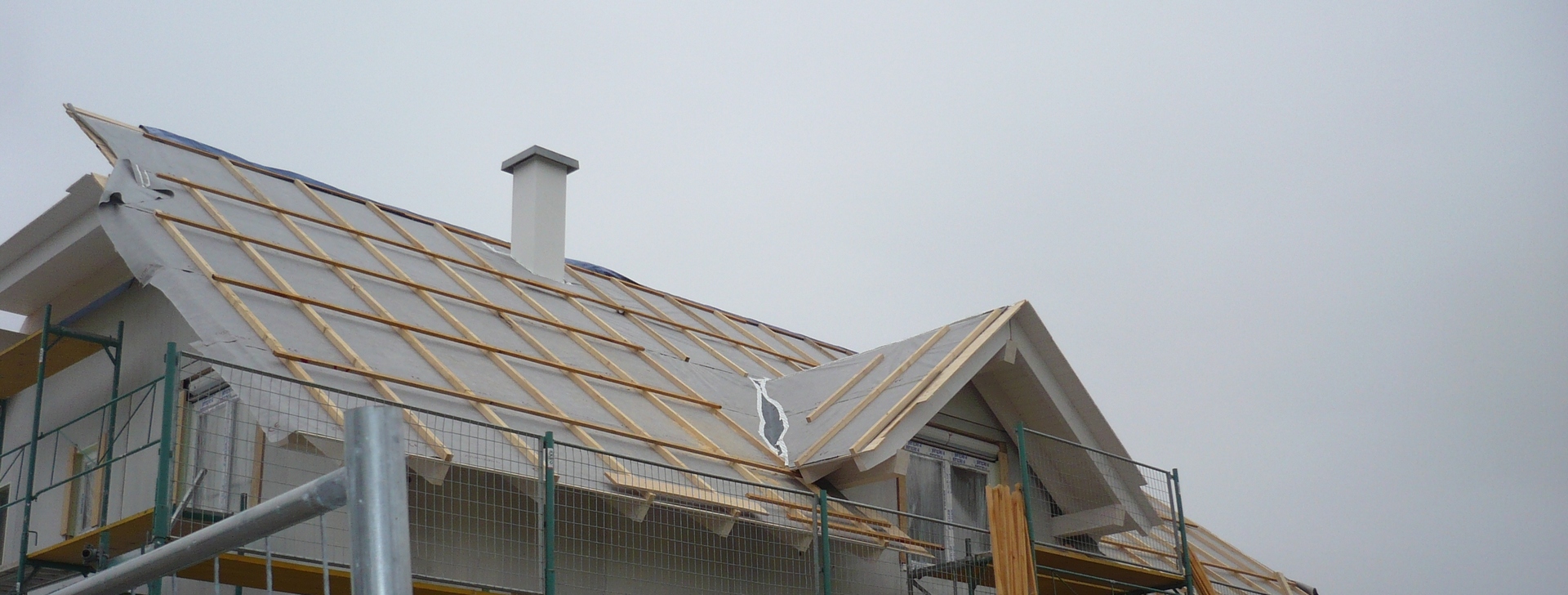 Épületszerkezetünk kiváló fóliával védve!