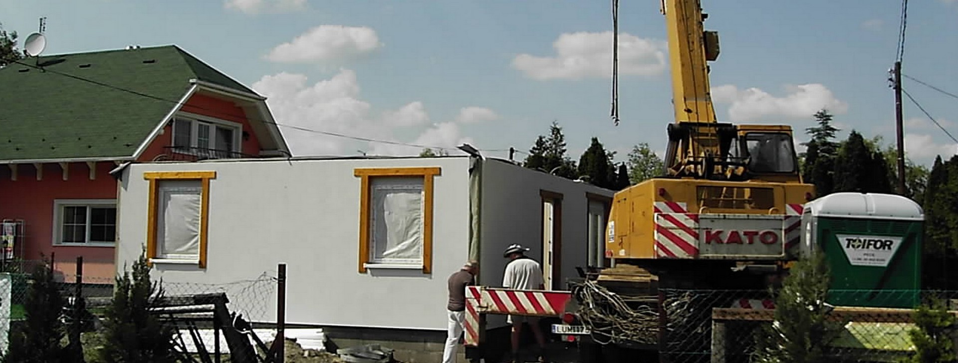 Gyárban vakolt panelek beemelése