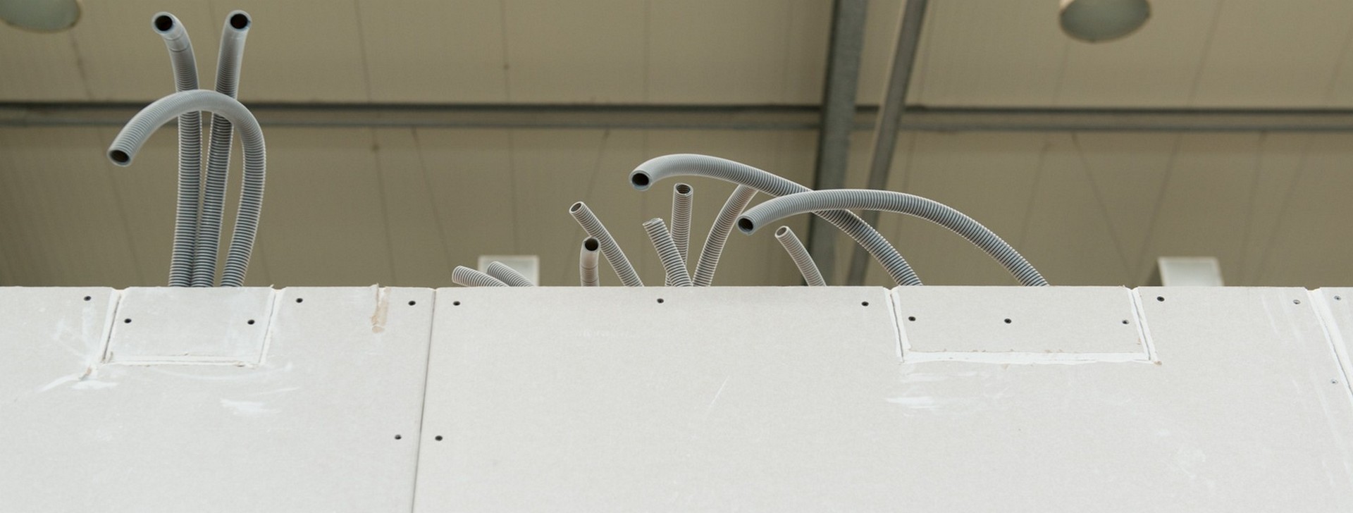 Falpanelek előre beépített elektromos gégecsővel