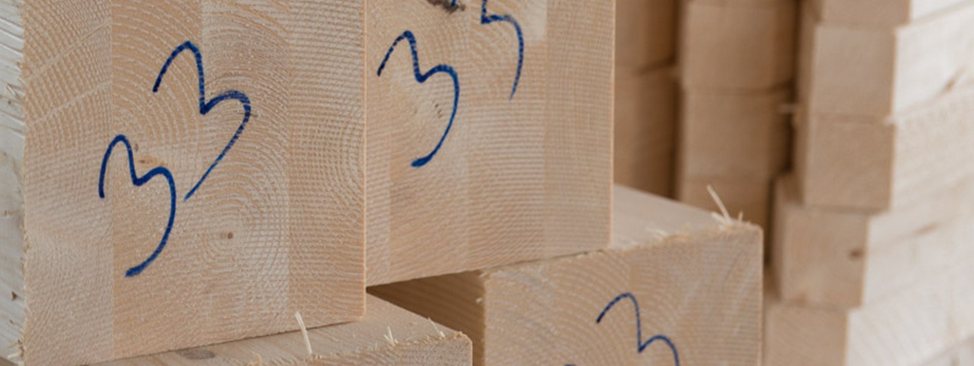 Wolf egyedi ácsolt tető rétegragasztott KVH-ból